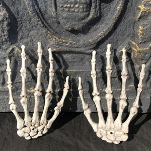 Un paire de Halloween squelette mains accessoires de décoration de maison hantée, taille: 15,5 x 10 cm SH6360395-20