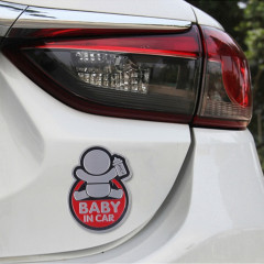 Bébé dans la voiture Happy Drinking Milk Infant Adoreable Style Autocollant sans voiture (Rouge)