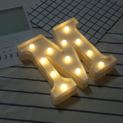 Lumière anglaise décorative de forme de lettre de l'alphabet M, lumière sèche chaude de vacances accrochante debout blanche de batterie sèche de LED
